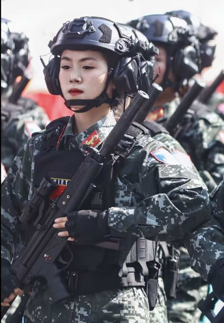 Trong không khí trang nghiêm và đầy khí thế của buổi hợp luyện ngày 24/08/2025, trên đường di chuyển ra Quảng trường Ba Đình, nữ chiến sĩ Khối Cảnh sát đặc nhiệm (CSĐN) Phan Thị Nhung – thân mật được đồng đội gọi là “Gà Con” – đã có những chia sẻ xúc động về hành trình tham gia lực lượng cũng như trách nhiệm thiêng liêng khi đảm nhận nhiệm vụ A80… #a80 #2thang9 #dieubinh #duyetbinh #dieubinhdieuhanh 