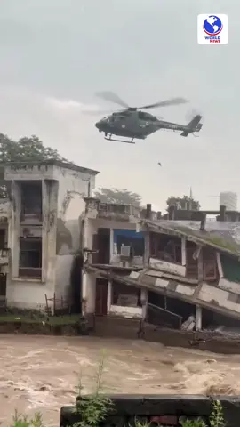 Indian Army Aviation pulls off a daring rescue in flood-hit Punjab, saving civilians and paramilitary personnel from a collapsing building in Madhopur #india #indianarmy #punjab #worldnewsapp #worldnews #news #breakingnews