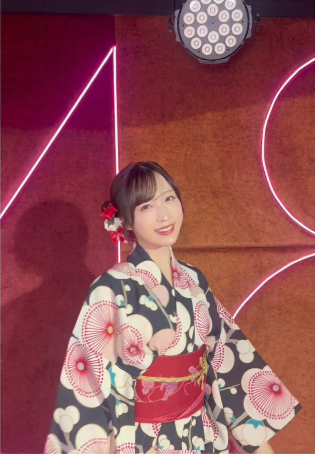 花火じゃないけど 後ろの照明とネオン48がいいでしょ〜？🎇🙂‍↕️💓 #akb48  #浴衣 #夏の思い出 #浴衣ヘア 