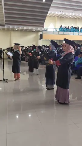 Akhirnya Kalian sampai di titik ini, selamat menikmati hasil dari perjuangan kalian..#wisuda2025 #wisudaII