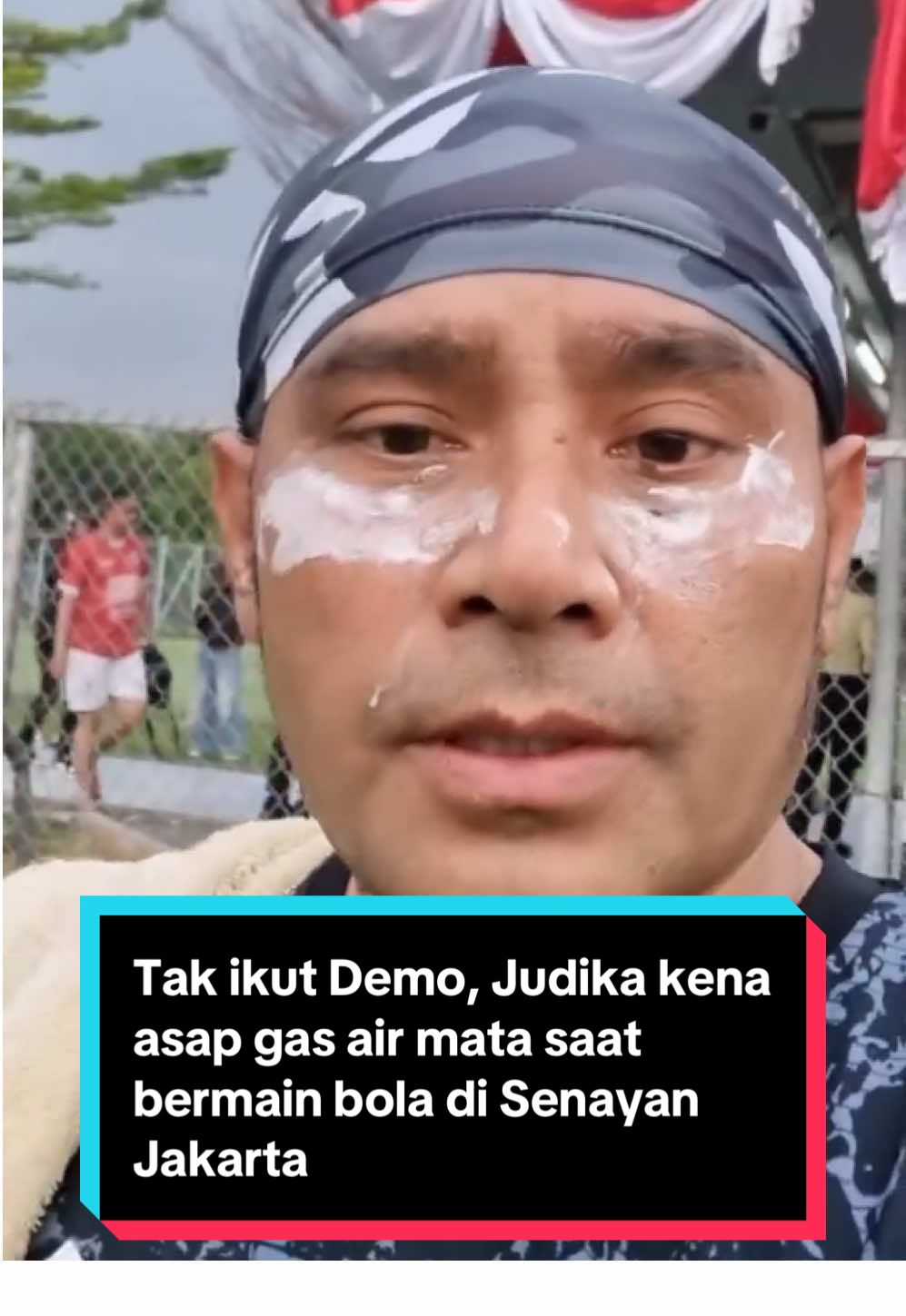Tak ikut Demo, penyanyi Judika membagikan videonya bahwa dirinya kena dampak gas air mata yang akhirnya harus menggunakan olesan odol dibawah mata saat ia bermain bola di Senayan Jakarta, kemarin. #judika #demo2025 #senayan #fem #gasairmata 
