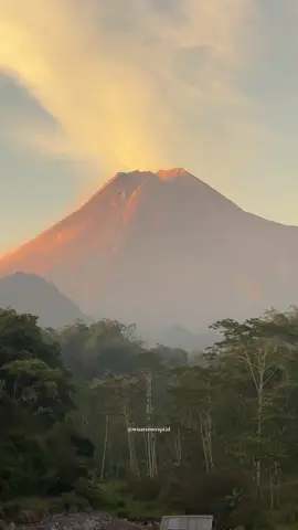 Lava tour with golden sunset gunung merapi 😍😍 #lavatour #merapi #jogja #sunset 