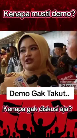 Annisa Mahesa, anggota DPR termuda dari Partai Gerindra, menuai sorotan setelah potongan video lamanya kembali viral. Dalam video tersebut, ia mempertanyakan manfaat aksi demonstrasi dan mengatakan lebih memilih jalur diskusi daripada turun ke jalan. Annisa menyebut bahwa aspirasi masyarakat sebaiknya disampaikan lewat komunikasi langsung agar “dari hati ke hati” bisa tercapai, bukan lewat aksi massa. Pernyataan ini memicu pro dan kontra. Sebagian netizen menilai pandangan Annisa terkesan meremehkan demonstrasi, padahal aksi turun ke jalan sering menjadi saluran penting masyarakat ketika suara mereka tak didengar. Di sisi lain, ada juga yang menganggap Annisa hanya mengedepankan pendekatan dialog yang lebih damai. Kontroversi ini menunjukkan adanya jarak persepsi antara wakil rakyat dan masyarakat terkait cara menyampaikan aspirasi. Publik kini menunggu apakah Annisa akan memberikan klarifikasi atau penjelasan lebih lanjut. #ViralTikTok #FYP #BeritaTerkini #IndonesiaUpdate #InfoTerkini