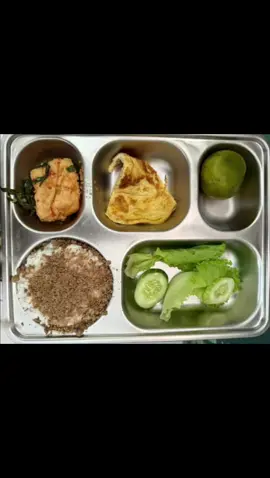 Program Makan Bergizi Gratis (MBG) di Kecamatan Cineam, Kabupaten Tasikmalaya, menjadi sorotan tajam setelah sebuah video viral di media sosial. Unggahan tersebut memperlihatkan menu nasi Tutug Oncom (nasi TO) yang disajikan kepada para siswa, memicu kekecewaan orang tua hingga membanjiri media sosial dengan kritikan. #mbg #makanbergizigratis #tasikmalaya 