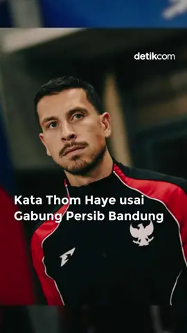 Thom Haye diumumkan menjadi pemain baru Persib lewat siaran langsung di saluran TVRI Jawa Barat. Pemain 30 tahun itu bergabung cuma-cuma setelah kontraknya dengan Almere City habis. Haye memberikan komentar lewat video singkat. Dia sudah tak sabar bergabung dengan skuad asuhan Bojan Hodak dan bermain di harapan Bobotoh. Haye menjadi pemain diaspora keempat yang memutuskan untuk melanjutkan karier di Indonesia. Sebelumnya, Jordi Amat memperkuat Persija Jakarta, Rafael Struick membela Dewa United, dan Jens Raven berlabuh ke Bali United. Simak berita selengkapnya hanya di detik.com! Creator: Putri #detikcom #thomhaye #thomhayepersib #persibbandung 