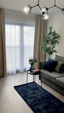 ✨ Wyobraź sobie poranek, w którym pierwsze promienie słońca wpadają do wnętrza Twojego apartamentu, a miasto budzi się tuż za oknem. Spacer po klimatycznej okolicy, kawa w ulubionej kawiarni i wieczorny relaks w przestrzeni, którą nazywasz swoim domem. 🏙️☕🍷 Apartamenty Traugutta to połączenie miejskiego stylu życia z komfortem, którego potrzebujesz na co dzień. Bliskość centrum, piękna architektura i funkcjonalne wnętrza sprawiają, że to idealne miejsce dla tych, którzy cenią balans między dynamiką miasta a chwilą tylko dla siebie. 💫 💛 Tu zaczyna się Twój nowy rozdział. #UrbanHome #ApartamentyTraugutta #Lifestyle #MiejskiStylŻycia #TwójNowyDom 