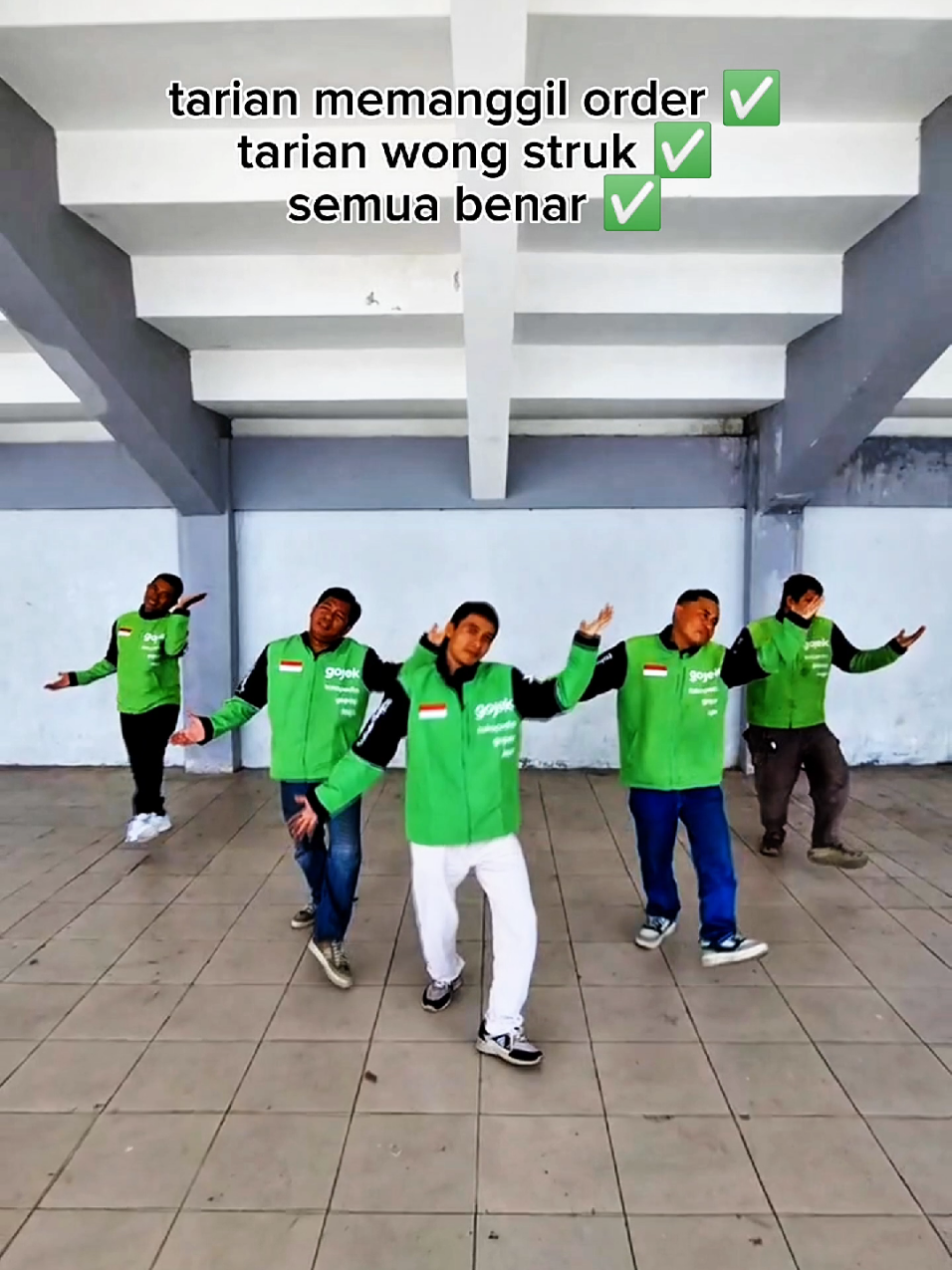 tarian memanggil orderan atau tarian wong struk? 😂 @Andi shu andi @Mas Baim Ojol Jogja @indra_susanto_ @rendyagvs  📽 by @budi.jbc  .  .  #sopirgojek 
