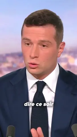 Emmanuel Macron doit prononcer soit la dissolution de l'Assemblée nationale, soit remettre sa démission.