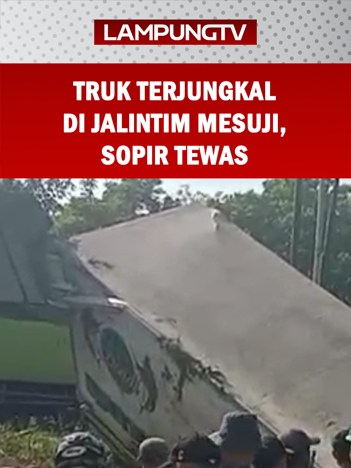 SIMPANGPEMATANG (27/8/2025) – Sebuah truk boks terjungkal di jurang Jalan Lintas Timur (Jalintim) Kilometer 190, Desa Wirabangun, Kecamatan Simpangpematang, Mesuji, Rabu 27 Agustus 2025 pukul 04.30 WIB. Kecelakaan ini mengakibatkan sopir tewas seketika. Truk boks dengan plat nomor polisi BK 8923 ES mengangkut ikan dari Jawa tujuan Medan, Sumatera Utara. Dalam perjalanan dini hari itu sopir diduga mengantuk dan penumpang bernama Sirait tertidur. Penumpang terbangun begitu sopir berteriak dan truk tiba-tiba oleng melewati tikungan Jalintim Desa Wirabangun. Dalam beberapa detik, truk terjungkal ke jurang sedalam dua meter di sisi kanan jalan. Posisi kabin melesak hingga sopir dan penumpang terjepit selama satu jam hingga warga berdatangan. Sopir berhasil dievakuasi ke Puskesmas Wirabangun dengan kondisi meninggal dunia. Sementara penumpang selamat dengan luka ringan. Kanit Gakkum Satlantas Polres Mesuji Ipda Ferdiyansyah menyampaikan kronologi kecelakaan truk boks warna kuning berdasarkan keterangan saksi. Truk melaju dari arah Bandarlampung mengarah Sumatera Selatan itu terjungkal di Jalintim kilometer 190 Desa Wirabangun. Polisi menemukan sopir tewas seketika akibat terjepit kabin dan beban muatan. Identitas sopir belum diketahui. Sementara penumpang bernama Sirait selamat dengan kondisi syok dan luka ringan. Penumpang berterima kasih cepat mendapatkan pertolongan. Petugas bersama warga mengevakuasi truk boks menggunakan alat berat soffel selama satu jam. Arus lalu-lintas Jalintim sempat tersendat selama proses evakuasi. @lampungtelevisi.com