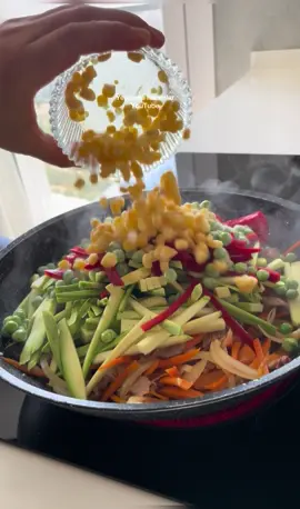 İşte karşınızda rengarenk, doyurucu ve bol aromalı bir tabak mutluluk!   Bugün nefis bir sebzeli etli noodle yapıyoruz!   Beğenmeyi ve kaydetmeyi unutmayın 🌸 Malzemeler 350 gr yumurtalı noodle   400 gr hindi eti (isteğe göre tavuk veya kırmızı et de kullanılabilir)   2 adet havuç   2 adet kabak   2 adet kapya biber   1 adet soğan   3-4 diş sarımsak   (Acı sevenler için) 2 adet Şili biberi   Yarım su bardağı mısır   Yarım su bardağı bezelye   1 tatlı kaşığı köri   1 tatlı kaşığı kekik   2 yemek kaşığı balzamik sirke   4 yemek kaşığı soya sosu   İstenilen miktarda tuz  Yapılışı Eti ve sebzeleri jülyen şekilde doğrayın. Tavaya bir miktar yağ alın, ısınınca eti ekleyin. Yüksek ateşte rengi dönene kadar soteleyin, ardından altını kısıp suyunu salıp çekene kadar pişirin.   Üzerine havuç, Şili biber ve ezilmiş sarımsağı ekleyip biraz daha soteleyin. Ardından kalan sebzeleri sırasıyla ekleyin ve yumuşayana kadar sotelemeye devam edin.   Tuz, baharatlar, balzamik sirke ve soya sosunu da ekleyip karıştırın. Haşladığınız noodle'ları süzüp sebzelerin üzerine ekleyin. Tavayı sallayarak veya spatula yardımıyla iyice karıştırın.   Deneyeceklere şimdiden afiyet olsun! 🍜🥢   #noodle #etliyemekler #sebzeliyemekler #hızlıtarifler #pratiktarifler          