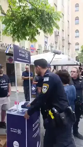משטרת ישראל פינתה בכוח את דוכן ההחזרה בתבונה שלנו בירושלים. הם החרימו לנו עלוני חזרה בתבונה שמסבירים על גיוס וציונות, החרימו לנו חולצות ולקחו לנו רכוש. גם נתנו לנו דוח. 10 מטר לידינו - עומד דוכן תפילין ללא אישור שהמשטרה לא נגענ בו. ‏למה רק לדוכני תפילין מגיע חופש ביטוי? למה המשטרה מפעילה כוח נגד מי שרק מדבר בשלווה ברחוב?