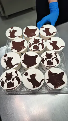 可愛すぎる黒猫のティラミス🐈‍⬛ 黒猫のティラミス 410円 黒猫をイメージした見た目も可愛いデザインで なめらかな味わいで贅沢なティラミス！ 🍚店名: シャ・ノワール 内環緑店 住所：大阪府大阪市鶴見区緑1-8-11  最寄駅:新森古市駅から徒歩6分 営業時間: 10:00〜21:00 定休日：不定休 #大阪グルメ#Japanesefood#tiktokfood