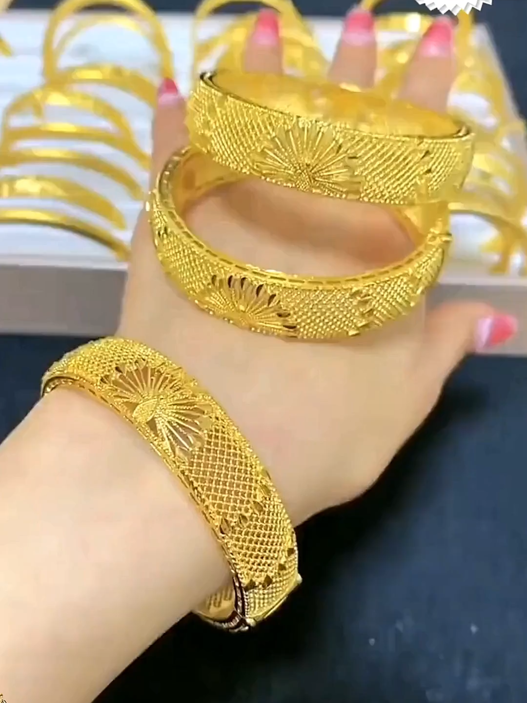 Ang ganda naman ng bracelet na ito na may ethnic-inspired design, ukit, at peacock feather clasp!-镀金手镯