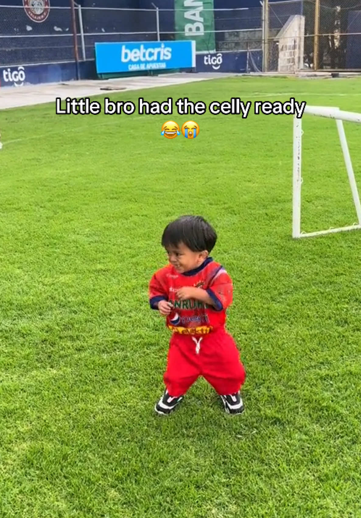 Kid’s got MOVES 😂🤝 @Rony_minigoat #sportstiktok #footballtiktok #funnytiktok 