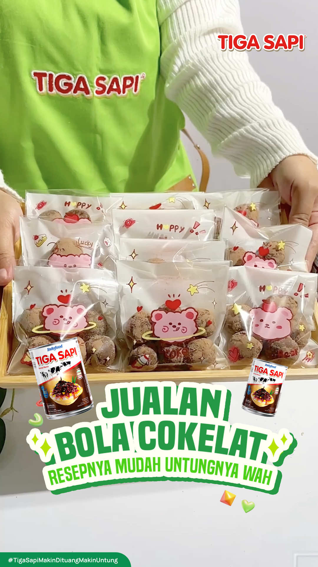Mau untung banyak gak harus pake modal mahal! Cobain deh bikin Bola Susu Cokelat pake Tiga Sapi Kental Manis Cokelat! Rasanya nyoklat, creamy, dan lumer di mulut! Cuma pake 5 bahan, anti ribet dan pasti satset! - 225 gr Tiga Sapi Kental Manis Cokelat - 300 gr tepung tapioka - 115 gr susu bubuk - 35 gr cokelat bubuk - air hangat secukupnya Cobain bikin sekarang dan mulai jualan pake Tiga Sapi Kental Manis Cokelat! #TigaSapi #kentalmanis #cokelat #UMKM #MakinDituangMakinUntung