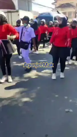 KARIMATA.NET 16.19 Perayaan HUT ke-80 RI di Kecamatan Pragaan, Sumenep, menuai sorotan setelah menampilkan hiburan sound gantung ala horeg yang disertai aksi wanita joget. Penampilan tersebut dinilai melanggar norma serta tidak sesuai dengan surat edaran Bupati Sumenep yang tegas melarang hiburan horeg. #pawaikarnaval17agustus  #horeg 