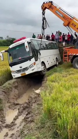 Tali Derek Putus! Bus Berat Tak Bisa Lolos dari Lumpur!