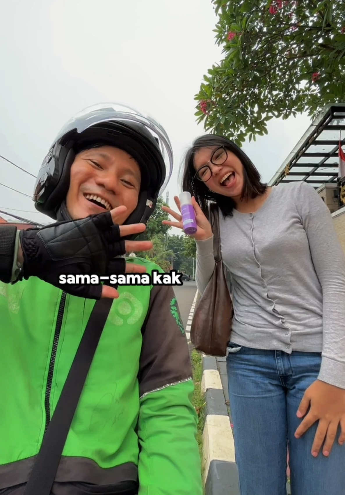 Jaman sekarang ini kita dipermudah banget dengan berbagai hal yang dulu bahkan kita gak pikirin. Sama halnya kayak kehadiran facemist HOCL Facetology ini, sejak dikasih samplenya gw kebantu banget sama produk ini buat cegah jerawat apalagi buat gw yg setiap hari kena asap, debu dan polusi jalanan hihi. Btw, video ini udah sampe ke kakak-kakak yang ada di konten ini belum ya? 🤔  ramein dong guys mana tau videonya akan sampe ke kakaknya 😁 #SediaMistSebelumJerawat #HOCLMISTFACETOLOGY 