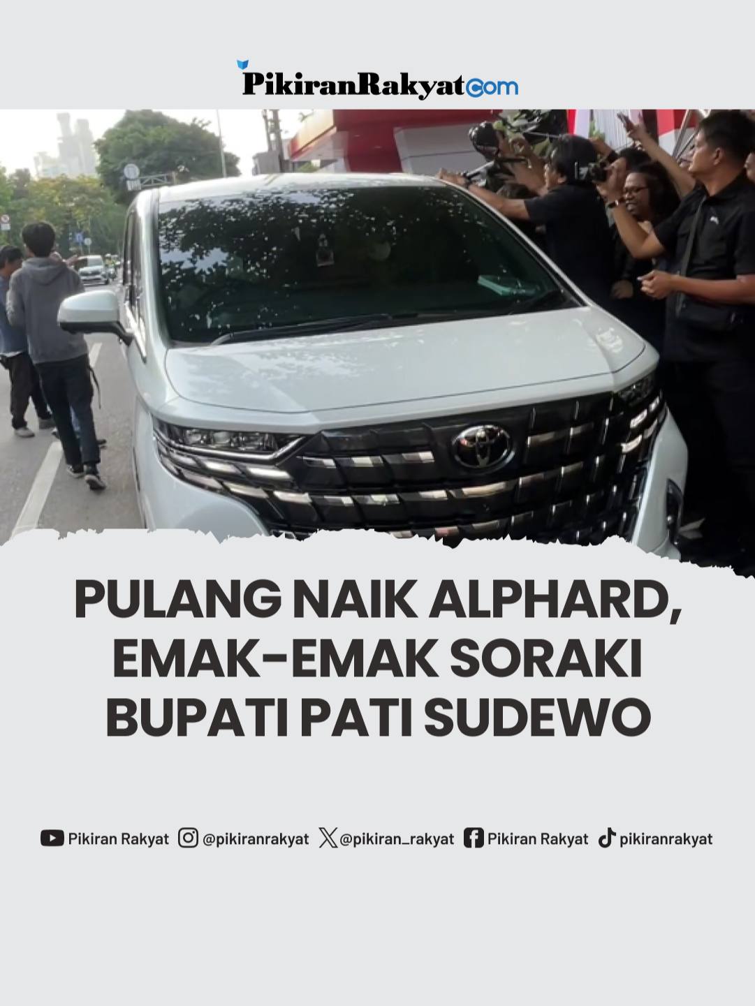 Suasana berbeda tampak di Gedung Merah Putih Komisi Pemberantasan Korupsi (KPK), Rabu, 27 Agustus 2025. Bupati Pati, Sudewo, yang baru saja rampung menjalani pemeriksaan terkait dugaan korupsi proyek pembangunan jalur kereta api di Jawa Tengah, disoraki sekelompok emak-emak saat hendak pulang. Sudewo keluar dari ruang pemeriksaan sekira pukul 16.29 WIB. Usai memberikan keterangan, ia bergegas menuju mobil Toyota Alphard berwarna putih yang terparkir di halaman gedung KPK. Momen itu sontak menarik perhatian emak-emak yang berada di sekitar area gedung. Mereka meneriakkan sorakan kepada sang bupati, baik saat ia berjalan menuju mobil maupun sesaat setelah masuk ke kendaraan mewah tersebut. Asep Bidin Rosidin/PRMN #BupatiPati #Sudewo #KPK