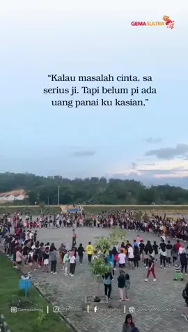 𝐔𝐚𝐧𝐠 𝐏𝐚𝐧𝐚𝐢 adalah pemberian atau mahar adat yang diberikan oleh pihak laki-laki kepada pihak perempuan dan keluarganya sebagai bagian dari prosesi pernikahan. Tradisi ini tidak sekadar soal materi, tetapi merupakan simbol keseriusan, penghormatan terhadap keluarga, dan pemenuhan kewajiban adat. Di Sulawesi Tenggara, terutama di daerah Buton, Muna, dan sekitarnya, uang panai memiliki fungsi ganda: Simbol kesungguhan calon suami dalam membangun rumah tangga. Tanda hormat dan penghargaan kepada keluarga perempuan serta adat setempat. Penguat hubungan sosial antara keluarga dan masyarakat, karena besaran dan cara pemberian mengikuti norma adat. Uang panai bisa berupa uang tunai, perhiasan, atau benda berharga lain, dan jumlahnya biasanya disesuaikan dengan kemampuan ekonomi, status sosial, dan nilai-nilai adat. Filosofinya bukan sekadar materi, tetapi juga menunjukkan tanggung jawab, keseriusan, dan menjaga keharmonisan rumah tangga sejak awal pernikahan. video: @wdhasrianti #uangpanai #sulawesitenggara #lulo #gemasultra 