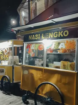 tah ulah gular goler wae atuh barudak, usik atuh usik 😁   📍 Lampu Merah Rest Area Cirendang   Biar gak Ngadagoan, Pesen heula aja via WA, lamun sudah rengse di kabaran 😁 Menerima Pesanan untuk segala Acara 🥳 📱085117510688  #pukissalira #pukistopingkuningan #jajanankuningan #kulinerkuningan #restareacirendang 