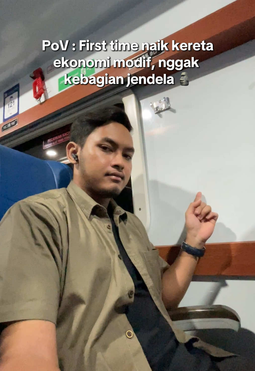 Tembok ratapannya KAI 😂 Untung perjalanan malem, kalo siang udah bete karena gabisa liat pemandangan 😭🙏🏻  #fyp #trip #kai121 #keretaapiindonesia #railfansindonesia 