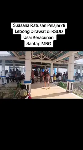 Ratusab pelajar di Kabupaten Lebong, mengalami gejala keracunan massal sejak Rabu pagi (27/8). Seluruh korban telah mendapatkan penanganan dari Unit Gawat Darurat (UGD) Rumah Sakit Umum Daerah (RSUD) Lebong.