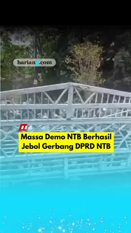 Ribuan massa aksi demo di gedung DPRD NTB berhasil menjebol gerbang. Pendemo dari berbagai kelompok masyarakat dan mahasiswa berhasil masuk ke dalam halaman gedung. Demo dilaksanakan yang dilaksanakan hari ini, Rabu, 27 Agustus 2025 di NTB merupakan rangkaian demo yang dimulai pada 25 Agustus di DPR RI dan 26 Agustus di Sumatera Utara. Kreator: Zakaria  Video: inside lombok  #demontb #demosumut #demoricuh #demodpr #demo 