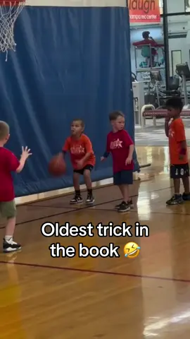 Bro is never trusting anyone again 😭 #betrayal #basketball #funny #kids (via kaylavoogd/IG)