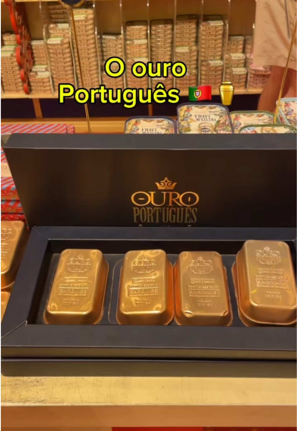 O verdadeiro ouro português tá aqui! ! O Fantástico Mundo da Sardinha Portuguesa, na Ribeira do Porto: circo dourado, magia e várias sardinhas incríveis. As sardinhas são um ingrediente muito popular comida portuguesa, sendo já consideradas um ícone nacional! #foodtiktok #portugal🇵🇹  #sovaijenny 
