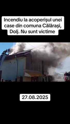 Incendiu la acoperișul unei case din Călărași, Dolj Un incendiu a cuprins acoperișul unei case din comuna Călărași, Dolj. Flăcările s-au extins și la o anexă gospodărească. Din fericire, nu sunt victime. “Pompierii militari doljeni au fost solicitați, cu puțin timp în urmă, pentru stingerea unui incendiu, în localitatea Călărași.  La fața locului au fost trimise două autospeciale de stingere cu apă și spumă și un echipaj medical din cadrul Gărzii de Intervenție Bechet. Ajunse la fața locului, echipajele de pompieri, au constatat că incendiul se manifestă la acoperișul casei de locuit pe aproximativ 120 mp, cu posibilități de propagare la camerele de locuit.  Incendiul a cuprins și o anexă gospodărească, care era în vecinătatea incendiului. La intervenție participă și pompierii voluntari din cadrul Serviciului Voluntar pentru Situații de Urgență Dăbuleni, cu o autospecială, dar și voluntarii din Călărași.  Nu sunt victime și nu mai există pericolul de extindere la alte construcții”, au transmis reprezentanții ISU Dolj.