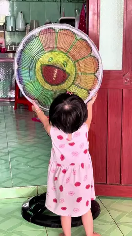 Nhà có con nhỏ đừng có chủ quan nha ba mẹ, sơ hở là nó thò tay vô cánh quạt đang quay, 1 phút rưỡi rủi ro là ân hận cả đời luôn Á @EmNhiLongAn  @EmNhiLongAn  @EmNhiLongAn #emnhilongan #bocquat #bocquatbaovebe #luoibocquat #luoitrumquat 
