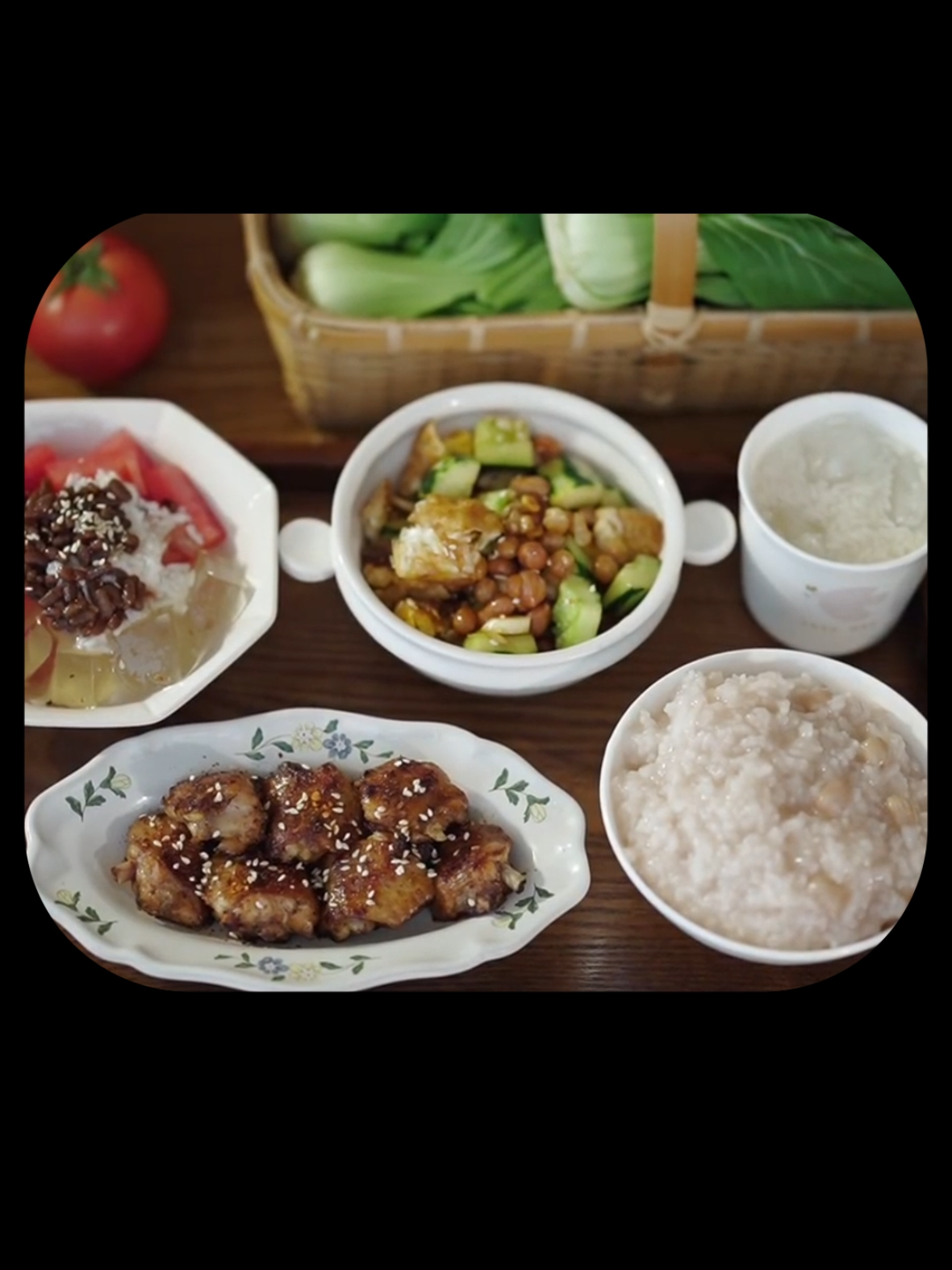 Chờ một người giống anh, nhưng yêu em | Podcast chữa lành tâm hồn Hành trình về với nắng Em vẫn một mình, không phải vì không ai đến, mà vì em đã từ chối vài người, những người thật lòng cũng có, dịu dàng cũng có… nhưng chẳng hiểu sao, em lại không thể mở lòng. Em cũng chẳng còn chắc bản thân đang chờ điều gì, đôi lúc em nghĩ có lẽ mình đang chờ một ai đó giống anh – một người có ánh mắt từng làm tim em mềm ra, có những quan tâm nhẹ nhàng như anh từng dành, có cái cách hiểu em mà không cần hỏi nhiều. Nhưng khác ở chỗ… lần này, em muốn người đó yêu em. Không phải kiểu yêu nửa vời, không phải lúc tiến lúc lùi, không phải kiểu người để lại kỷ niệm rồi biến mất. Em mong một người đủ kiên nhẫn ở lại, ngay cả khi em chẳng còn rực rỡ như ban đầu. Một người không cần phải giỏi giang, không cần phải hoàn hảo, chỉ cần đủ chân thành và không rời đi như anh đã từng. Em biết, có lẽ cái “giống anh” mà em nghĩ đến, thật ra chỉ là một hình bóng cũ mà em vẫn chưa sẵn sàng buông xuống. Nhưng yêu thương thì không thể gượng ép, và trái tim thì không dễ quên đi một người đã từng khắc sâu trong nó. Em cũng không tự trách mình vì điều đó. Ai mà chẳng có những người cũ để day dứt, để nhớ về, để thi thoảng vẫn mong giá như mọi chuyện từng khác đi một chút. Thôi thì, cứ từ từ vậy. Em vẫn một mình, nhưng không cô đơn. Em đang học cách đối xử nhẹ nhàng hơn với bản thân, học cách tha thứ cho những điều đã qua và đón nhận những điều chưa tới. Biết đâu, vào một buổi chiều không nắng gắt cũng chẳng mưa to, em sẽ gặp một người lặng lẽ ngồi xuống cạnh em – không giống anh, nhưng yêu em theo cái cách mà em xứng đáng. Chờ đợi không sai, miễn là em vẫn sống trọn vẹn những ngày hiện tại. Vì tình yêu, nếu đến đúng người, đúng lúc, thì có trễ một chút cũng không sao. #hanhtrinhvevoinang #podcastchualanh #xuhuong #tamtrang 