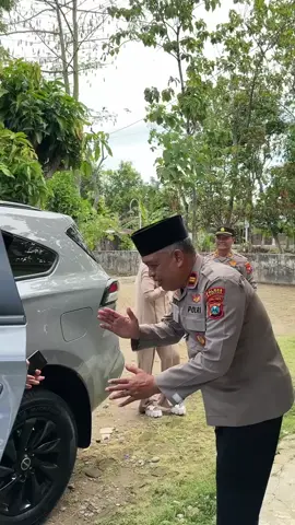 Kapolres Magetan melaksanakan kegiatan Sambung Roso di kediaman Kasat Binmas Polres Magetan dalam rangka tasyakuran keberangkatan umrah. Silaturahmi ini menjadi wujud kebersamaan dan doa bersama agar perjalanan ibadah umrah berjalan lancar, diberikan kesehatan, keselamatan, dan menjadi umrah yang mabrur. 🤲✨ @erikbangun_38 @38setia_akpol2006 @divisihumaspolri @spripimpoldajatim @spripim.polri  @humaspoldajatim #humaspolri #humaspoldajatim #listyosigitprabowo #kapoldajatim #poldajatim #polri #presisi #polriuntukmasyarakat #polresmagetan #polisimagetan #magetan #polisi #akpol2006