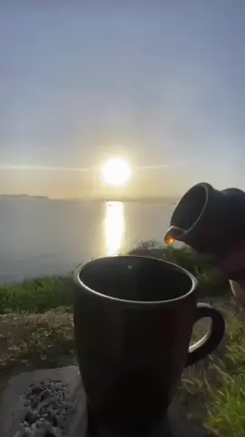Buenos días… déjame despertarte con un beso y un café. Feliz miércoles.
