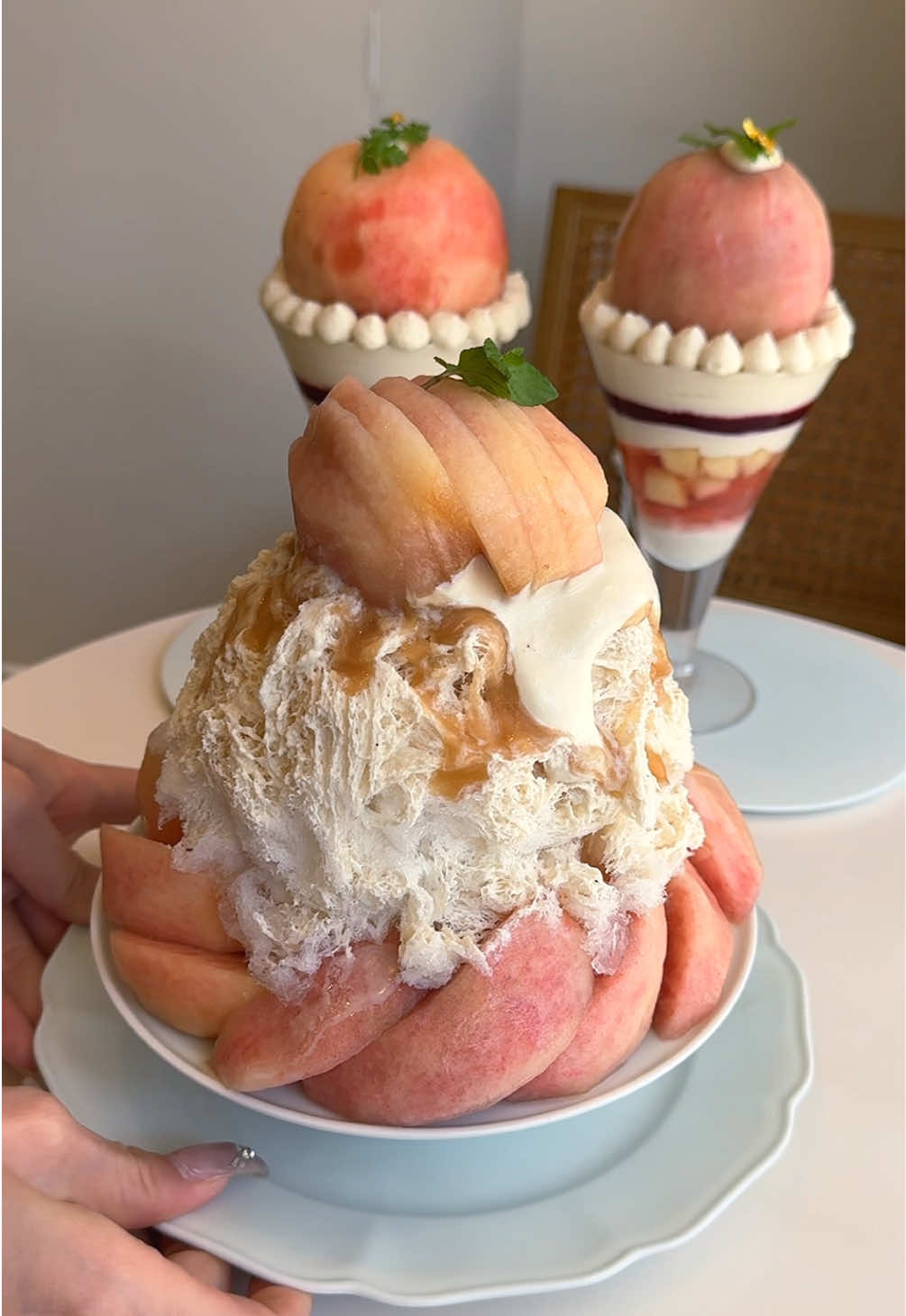 乳製品･卵･白砂糖･グルテン不使用のヴィーガンスイーツ専門カフェ🍑 旬のフルーツにアーモンドミルクやプラントベースクリームなどを合わせて作られたかき氷やパフェが大人気！ 甘くておいしいのに体に優しいからいっぱい食べても罪悪感少なめで最高だった🍧 📍清澄白河「POSH(ポッシュ)」 #東京グルメ #東京カフェ #清澄白河カフェ #桃 #japanesefood 