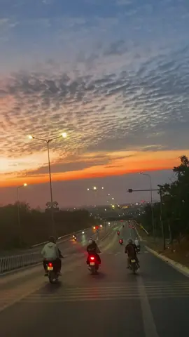 Hoàng hôn không vội vã, chỉ lặng lẽ nhắc ta rằng: điều đẹp nhất thường đến khi ngày sắp tàn 🌇  #xuhuong #hoanghon 