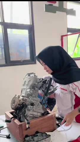 👩‍🔧 #honda #mekanikmotor #teknikmesin #mekanikhonda #mekanikcantik🔧🔩 