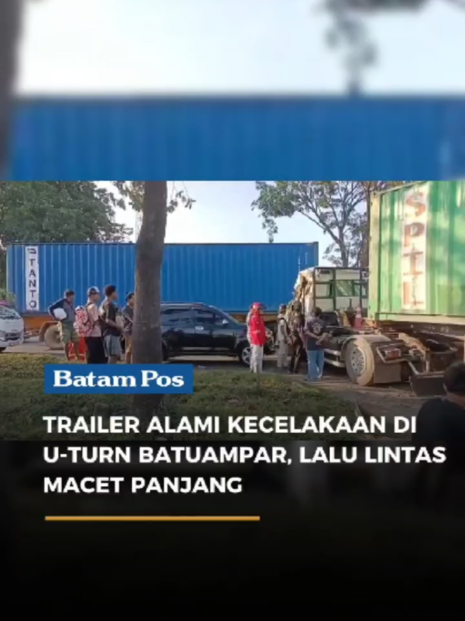 Sebuah mobil trailer mengalami kecelakaan di salah satu u-turn kawasan Batuampar, Rabu (27/8) sekitar pukul 17.00 WIB. Insiden tersebut menimbulkan kemacetan panjang hingga lebih dari satu kilometer. Yude, salah seorang pengendara yang melintas di lokasi, menyebutkan, kendaraan besar tersebut melintang dan menutup hampir seluruh badan jalan. “Macet parah, antreannya sampai ke arah Bulog, bahkan tembus ke arah jalan besar. Dari arah Sengkuang juga ikut tersendat. Kendaraan hanya bisa gerak sedikit-sedikit,” ujar Yude. Pantauan di lapangan, antrean kendaraan mengular hingga ke sejumlah ruas jalan utama. Sejumlah pengendara mencoba mencari jalur alternatif untuk menghindari kepadatan. Video: Netizen Narasi: Fiska Juanda Editor: Ari #beritabatam #kecelakaan #batam #fyp #trailer 