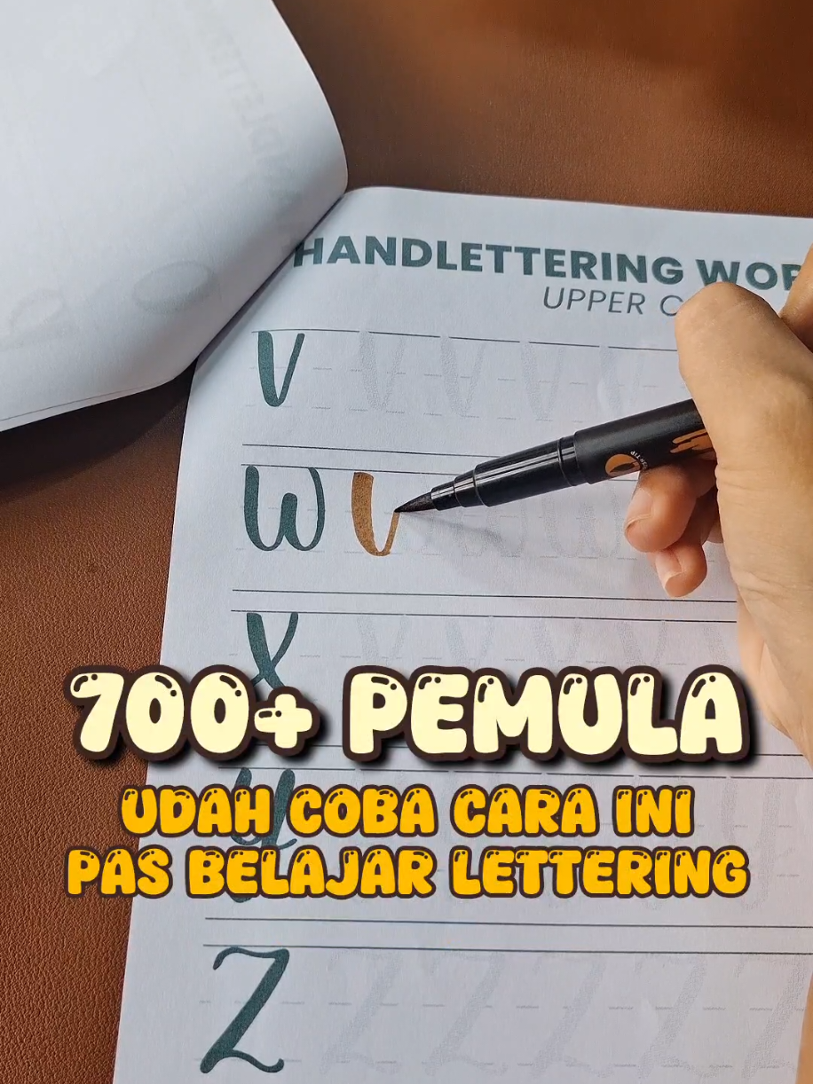 kesalahan fatal pemula waktu belajar lettering adalah latihannya ngasal, gak ada panduannya dan hasilnya stuck gitu gitu aja aka gabisa lettering😭 coba deh ganti metode belajarnya pake worksheet lettering Mau worksheetnya? Klik link di bio @athiyyart ya #brushlettering #handlettering #letteringathiyyart 