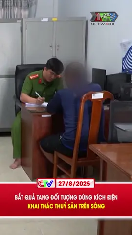 BẮT QUẢ TANG ĐỐI TƯỢNG DÙNG KÍCH ĐIỆN KHAI THÁC THUỶ SẢN TRÊN SÔNG #dthcamau #truyenhinhcamau #mcv #news #tiktoknews #socialnews #xuhuong