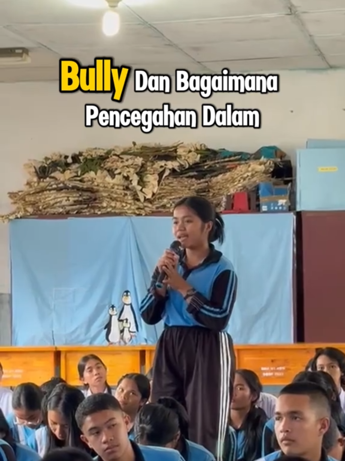 Kejaksaan Negeri Kabupaten Toba Berikan Penyuluhan Pencegahan Perundungan di SMA Negeri 1 Habinsaran Dalam upaya meningkatkan kesadaran dan profesionalisme dalam mencegah tindakan perundungan di lingkungan sekolah, Kejaksaan Negeri Kabupaten Toba menggelar penyuluhan bertema Pencegahan Perundungan bagi Siswa sebagai bentuk Jaksa Masuk Sekolah di Aula SMA Negeri 1 Habinsaran pada Rabu, (27/8/2025). Kegiatan ini merupakan bagian dari program Roots yang bertujuan membentuk lingkungan sekolah yang aman, nyaman, dan bebas dari perundungan. Kepala Sub Seksi Intelijen I, Horlando, S.H., selaku narasumber, menyampaikan bahwa perundungan atau bullying masih menjadi persoalan serius di banyak sekolah. Ia menekankan bahwa dampak perundungan bisa sangat merugikan perkembangan mental dan emosional peserta didik. Oleh karena itu, penting bagi seluruh elemen sekolah baik guru, siswa, maupun orang tua untuk memahami cara mencegah dan menangani perundungan secara tepat. Melalui penyuluhan ini, diharapkan semua pihak yang terlibat dalam dunia pendidikan semakin peduli dan aktif dalam menciptakan budaya sekolah yang inklusif dan saling menghargai. Kejaksaan Negeri Toba berharap kegiatan serupa dapat terus dilakukan secara berkelanjutan guna membentuk karakter siswa yang tangguh, beretika, dan memiliki empati terhadap sesama. #KejaksaanNegeriKabupatenToba #JaksaMasukSekolah #AntiBullying