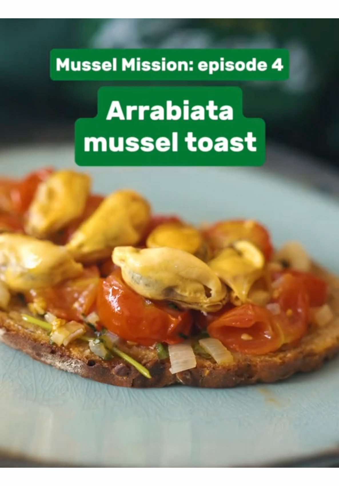 Un toast n'a jamais été aussi chic ! Ingrédients: * 1 kg de moules * 1/2 cube de bouillon de poisson Knorr * 600 g de tomates cerises, coupées en deux * 3 cuillères à soupe de beurre * 3 cuillères à soupe d’huile d’olive * 6 gousses d’ail, finement hachées + 3 gousses supplémentaires pour frotter le pain * 1 grosse échalote, finement hachée * 2 cuillères à soupe de piments calabrais (en bocal) * 1/2 cuillère à café de sel * 3 cuillères à soupe de persil frais, finement haché * 250 ml de vin blanc sec * 4 tranches de pain au levain, grillées 🍽️ Recette: 1. Faites chauffer le beurre et l’huile d’olive à feu moyen-doux dans une grande poêle. 2. Une fois fondus, ajoutez l’échalote et l’ail, et faites revenir jusqu’à ce qu’ils soient dorés. 3. Ajoutez ensuite les tomates cerises coupées en deux, le sel et les épices au piment. 4. Augmentez un peu le feu (moyen) et laissez mijoter les tomates pendant environ 6 minutes. 5. Ajoutez le persil haché, le demi-cube de bouillon de poisson Knorr et le vin blanc. Laissez cuire encore 3 minutes. 6. Ajoutez ensuite les moules, couvrez avec un couvercle et laissez cuire 6 à 8 minutes, jusqu’à ce que toutes les moules soient ouvertes. 7. Pendant ce temps, toastez les tranches de pain et frottez-les avec une gousse d’ail. 8. Servez le mélange bien chaud sur le pain grillé. #Mussels #FoodTok #EasyRecipe #kitchenrecipe #KitchenHacks