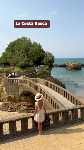 📍 Itinerario spettacolare sulla Costa Basca Francese 🇫🇷 ✨ Biarritz – città elegante con belvedere sull’oceano, chiesa neogotica, palazzi storici e una cucina raffinata ✨ Bayonne – borgo pittoresco, cattedrale gotica Patrimonio UNESCO, chiostro e case a graticcio lungo il fiume ✨ Saint-Jean-de-Luz – villaggio di pescatori con porto, spiaggia e casette colorate ✨ Espelette – celebre per i peperoncini appesi alle facciate e l’irresistibile gâteau basque ✨ Ainhoa – borgo autentico e silenzioso, con case tradizionali e chiesa secolare Salva il video per il tuo prossimo viaggio in Costa Basca e tagga chi vuoi portare con te! #biarritz #bayonne #saintjeandeluz #espelette #ainhoa #cotebasque #paysbasque #basquecountry #france🇫🇷 