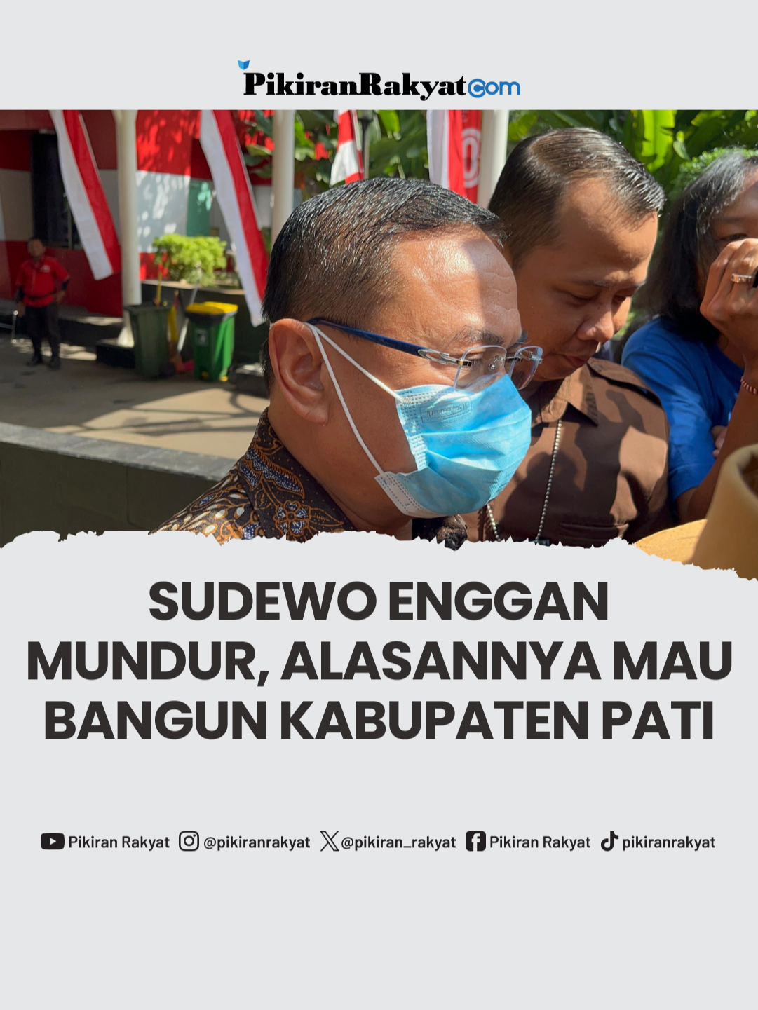 Bupati Pati, Sudewo, tampak enggan mundur dari jabatannya meski mendapat desakan dari masyarakat. Ia menyatakan akan tetap fokus menjalankan amanah membangun Kabupaten Pati.  Hal tersebut disampaikan Sudewo usai diperiksa penyidik Komisi Pemberantasan Korupsi (KPK), Rabu, 27 Juli 2025.  Ia dimintai keterangan sebagai saksi kasus dugaan korupsi proyek pengadaan pembangunan jalur kereta api di Jawa Tengah, termasuk jalur Solo Balapan, di bawah Direktorat Jenderal Perkeretaapian (DJKA) Kementerian Perhubungan tahun anggaran 2018–2022. “Saya akan istiqomah, akan amanah untuk membangun Kabupaten Pati untuk sebaik-baiknya, saya mendukung masyarakat untuk tetap solid,” kata Sudewo. Asep Bidin Rosidin/PRMN #KPK #pati #sudewo