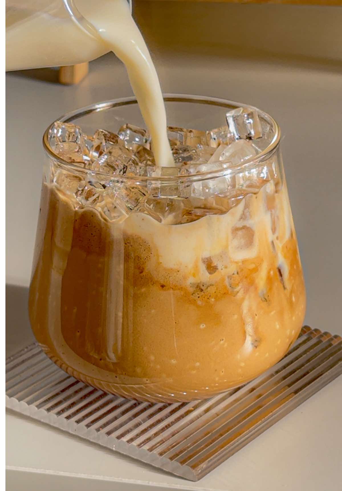 الحب ان نتقاسم القهوة 🤎… . . . #coffee #tiktok #trending #coffeelover #icecoffee 
