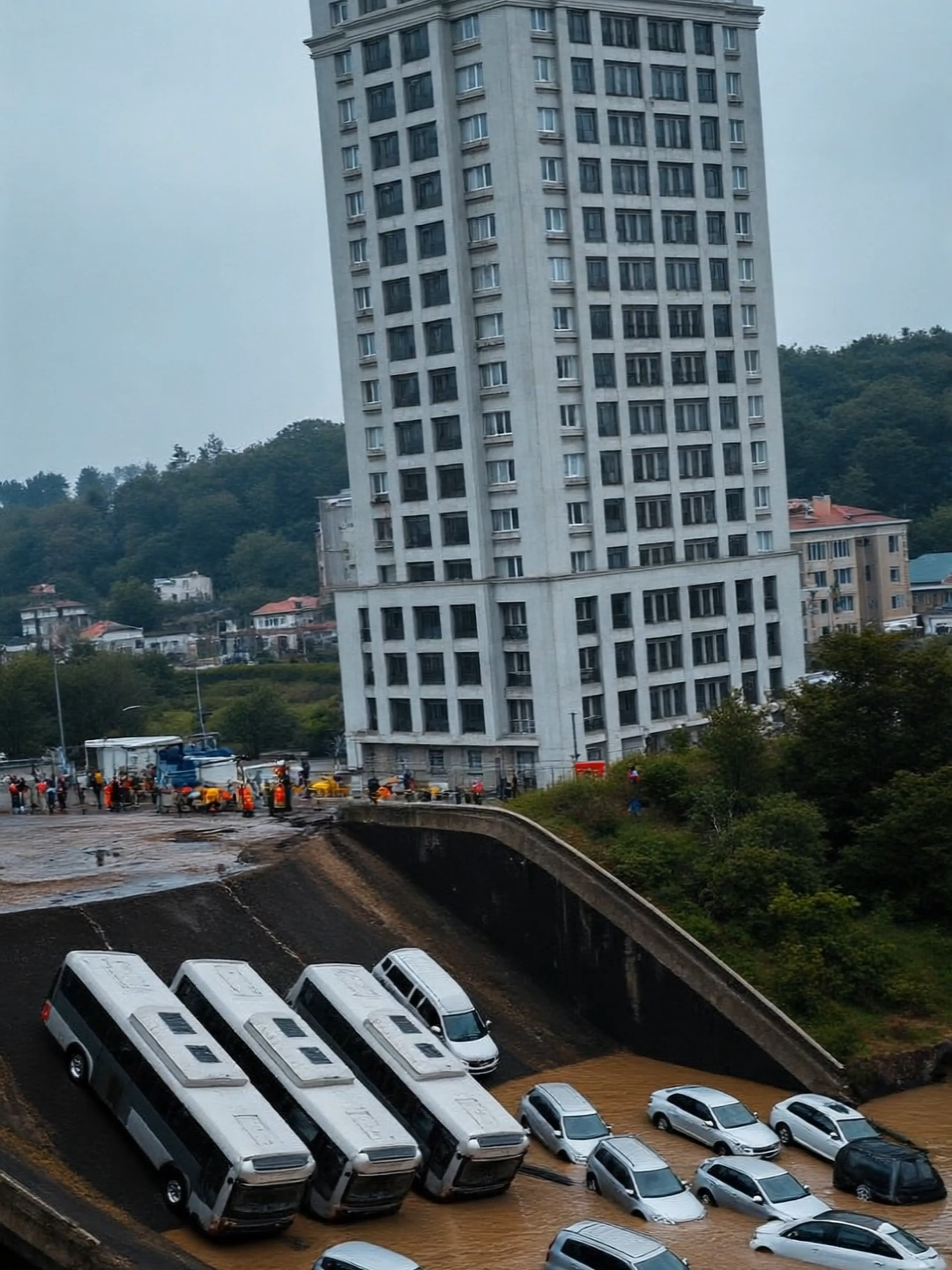 山洪来袭！高楼在洪水冲击下顷刻倒塌！#flash  #flood  #tall  #buildingahouse #collapse  #shorts