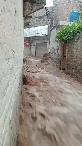 ‎یہ اس وقت سیالکوٹ کی گلیوں کا مناظر ہیں اللہ پاک رحم کرے آمین #releaseimrankhan #foryou #tiktok #foryoupage #viral 