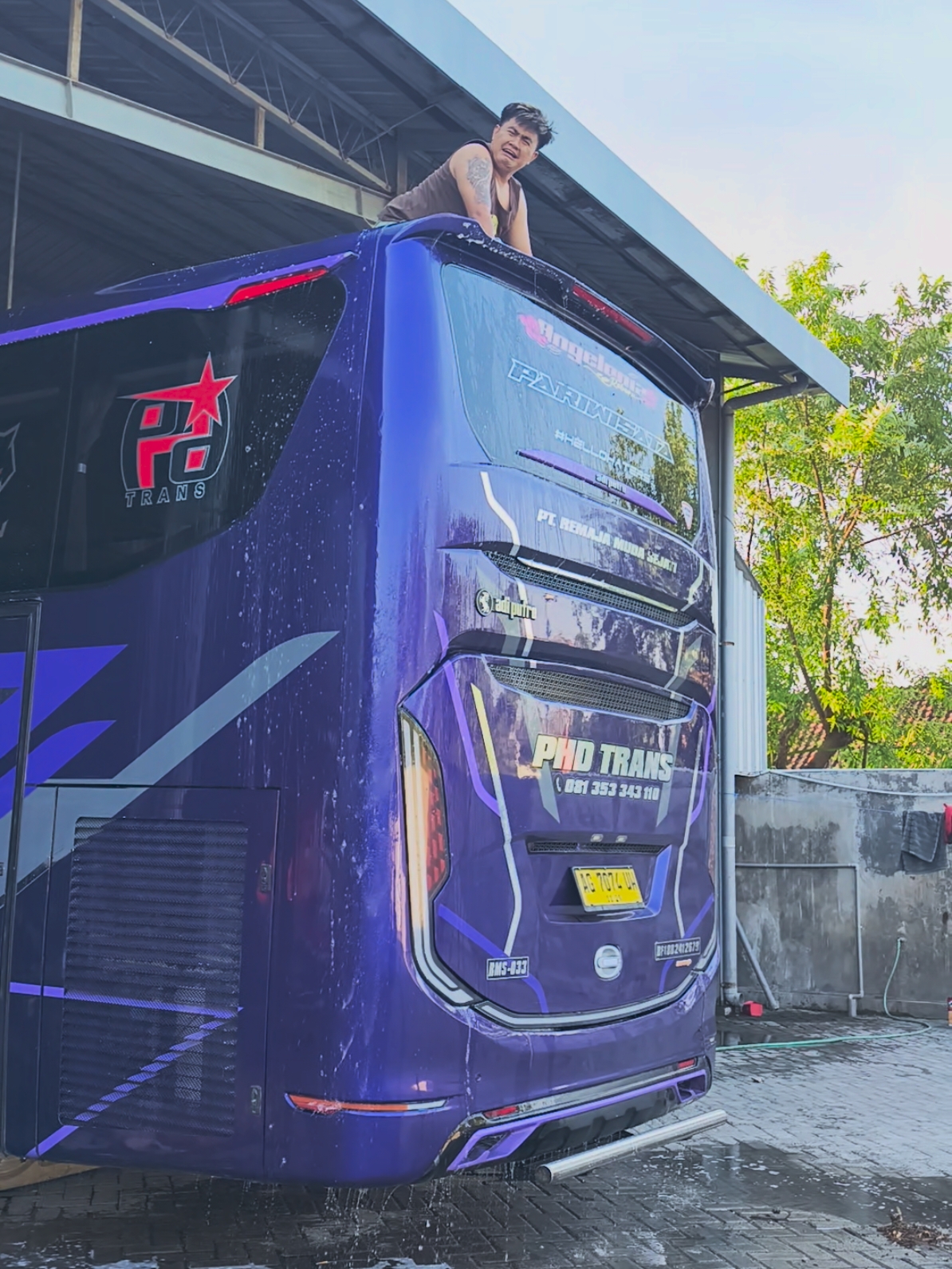 Teman senang ikut senang, teman susah tambah senang 🤣🤣 Angelonia SOLD OUT !! #phdtrans #phdtransnganjuk #storybus #buspariwisata  @riston_jabrik 