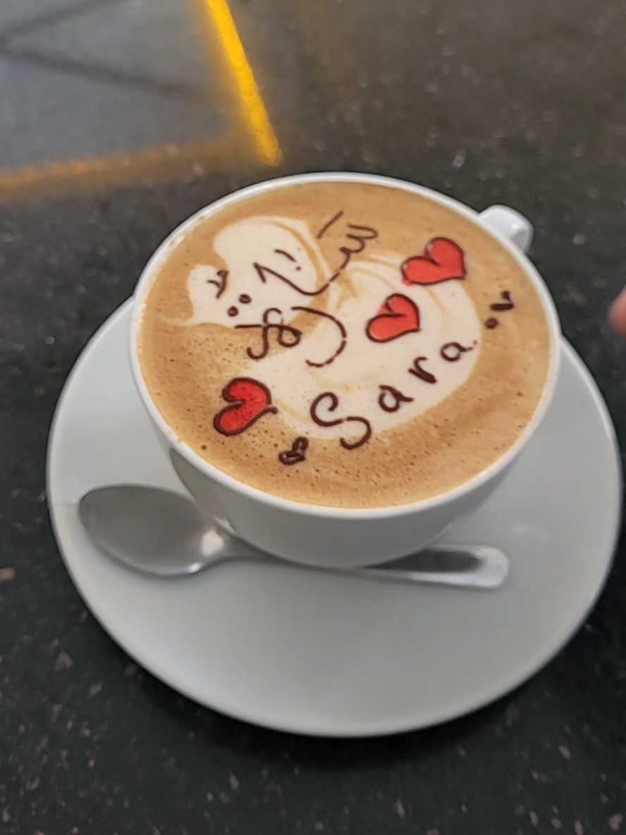 إسم سارة مكتوب على القهوة ❤️👑 #my_mood_coffeeimad1 #imadeddineecharradi #mymoodimad #ملك_القهوة_عماد❤️‍🔥👑✔️ #عماد_ملك_القهوة 